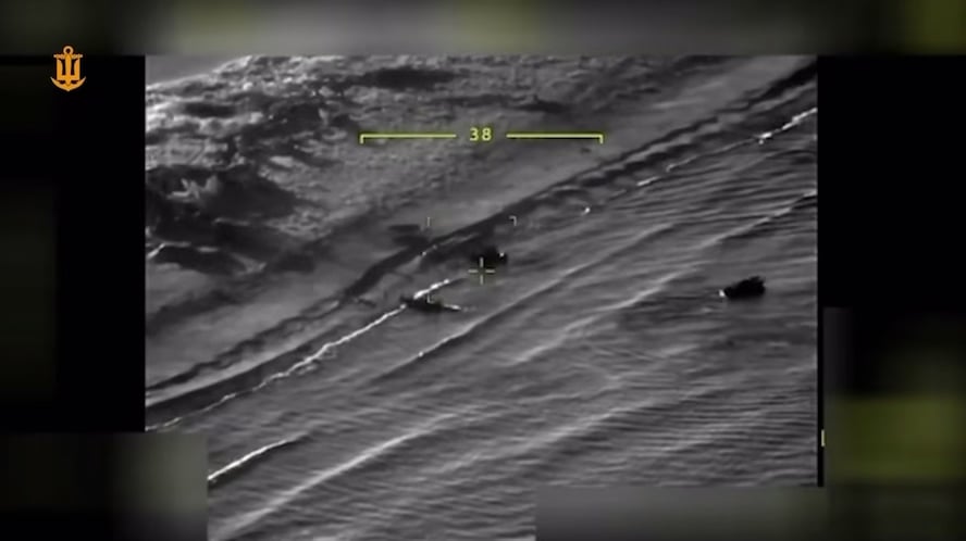 Ein Bayraktar TB2 Streik UAV zerstörte ein Boot der Schwarzen Meeresflotte der russischen Marine. Es ist wahrscheinlich, dass einige der Landingstruppen an Bord getötet wurden. Rendrivska Spit, Region Kherson.