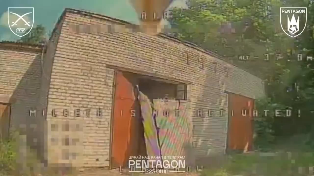 Die ukrainische "Pentagon" -Einheit des 225. Angriffsregiments verwendete Glasfaser-FPV-Drohnen, um ein Gebäude zu betreten und ein gut verstecktes russisches "Tig" -Panzerungsfahrzeug anzugreifen.