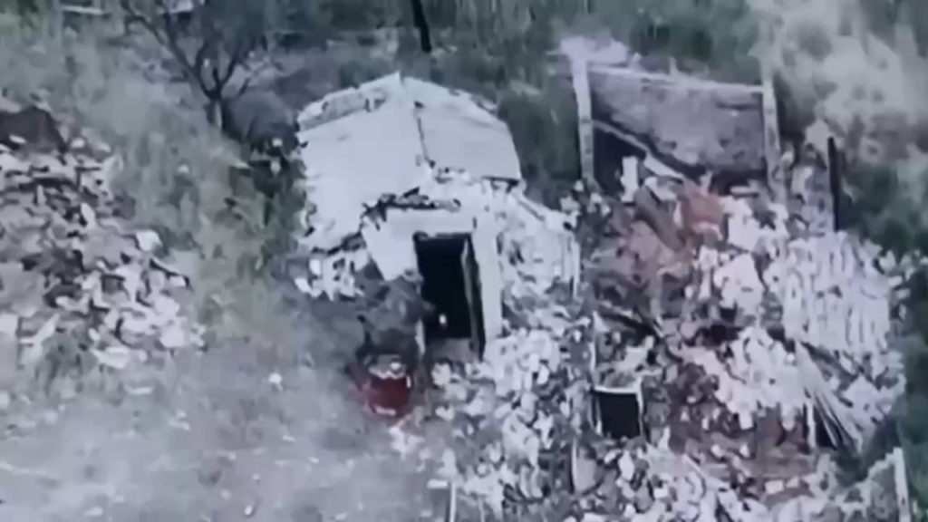 Ein ukrainischer Soldat wirft eine TM-62-Panzerabwehrmine in einen von russischen Streitkräften angewendeten Keller.