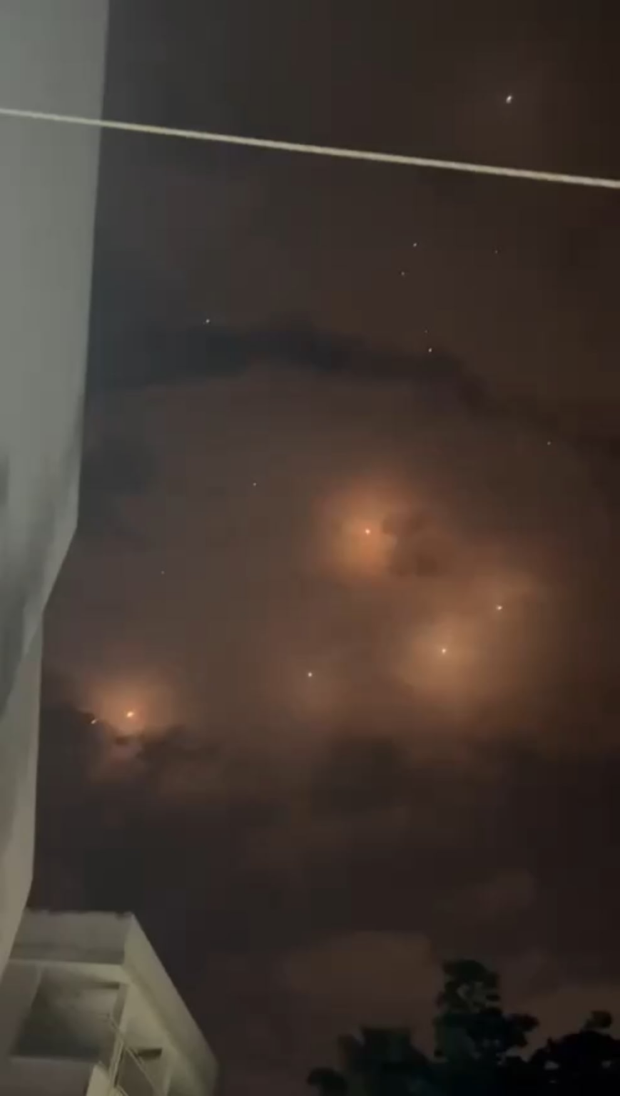 🇮🇷🇮🇱 Himmel über Haifa während des iranischen Angriffs. Ein Video eines israelisch-palästinensischen in Haifa zeigt die iranische ballistische Rakete, die direkt neben ihm und anderen betrifft. (15jun 2025)