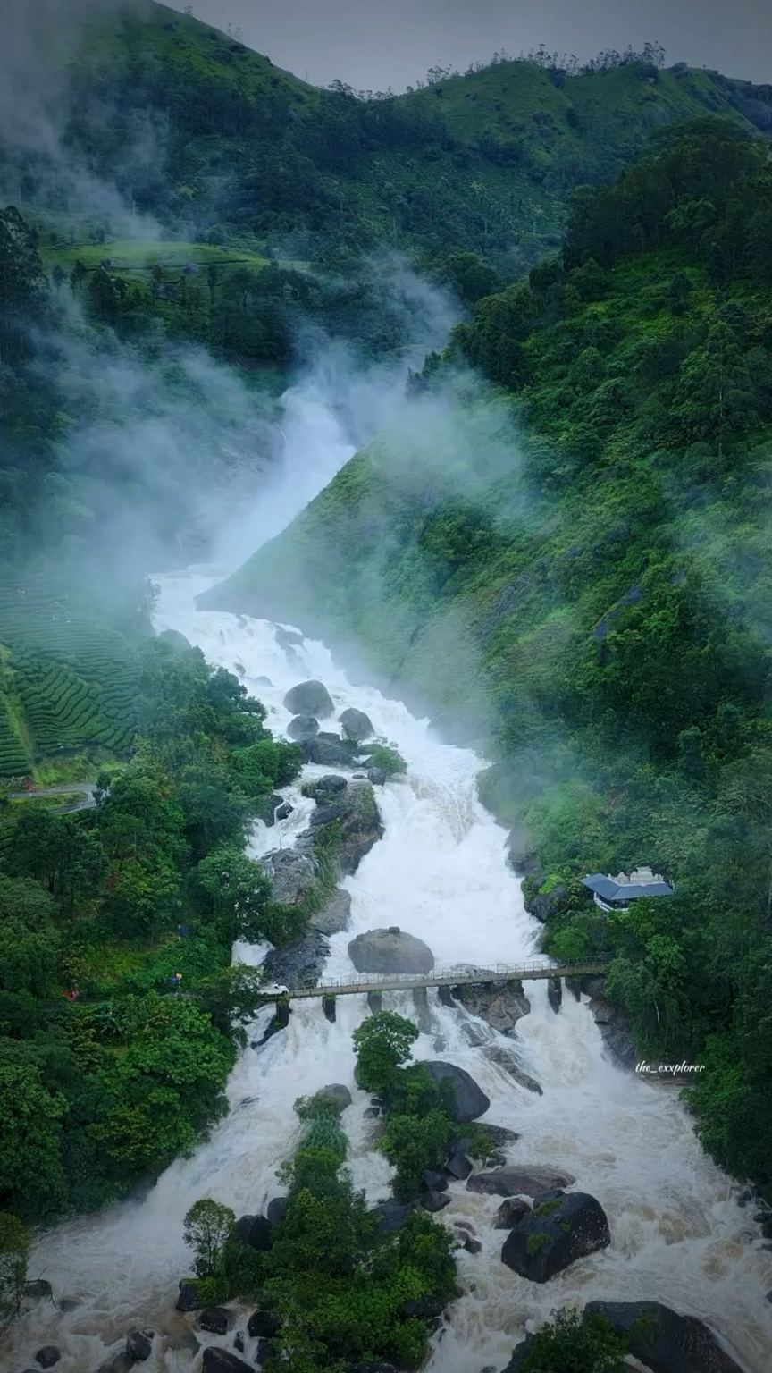 Attukadu Falls ist ein atemberaubender Ort in Kerala, der Naturliebhaber und Trekking -Enthusiasten, Indien anzieht.