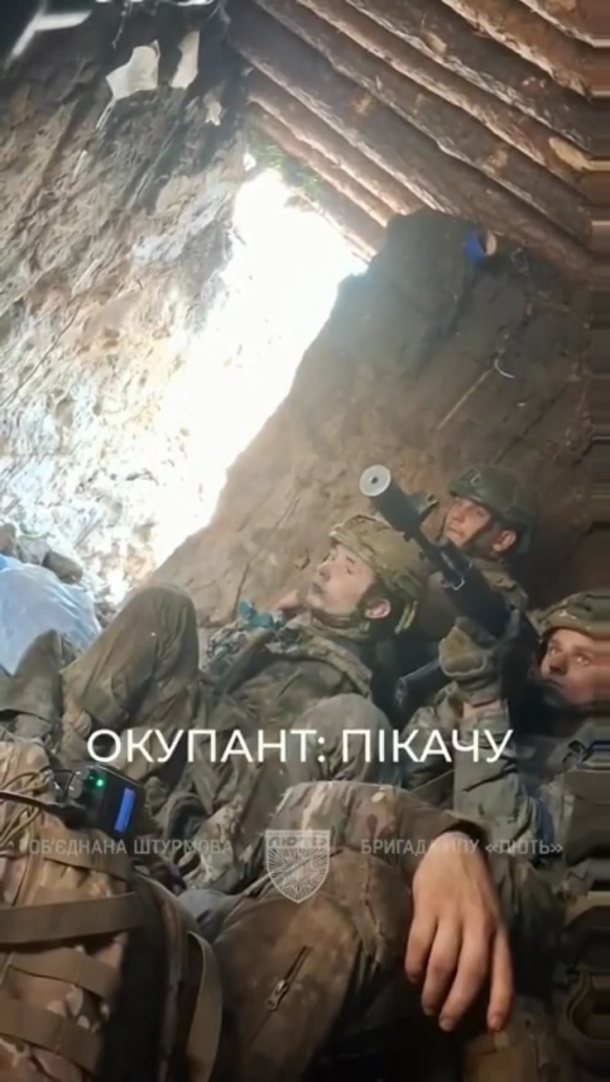 Ukrainische Soldaten der Angriffsbrigade "liut" der nationalen Polizei nahmen Gefangene (und leisteten ihnen medizinische Hilfe) während der heftigen Kämpfe in der Nähe des Dorfes Yablunivka (Kostiantynivka -Anweisung, Donezk -Region). Juni 2025 [Published 27.06.2025]