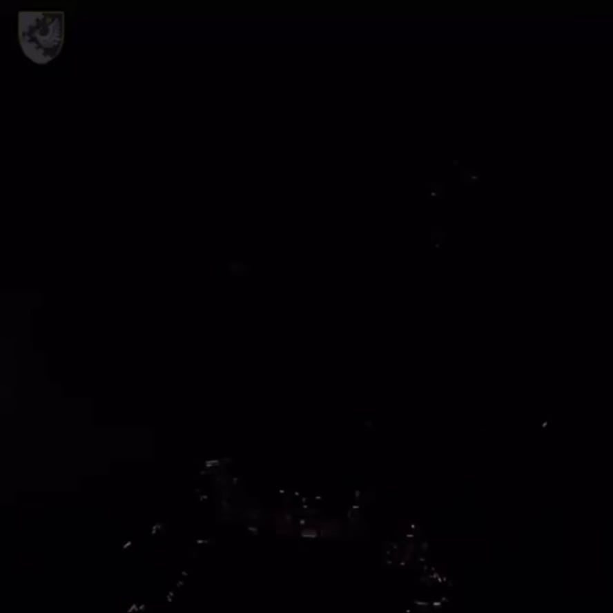 Die Luftwaffe zeigte, wie Pilot Denfix russische „Shahed“ mit einer Luft-Luft-Rakete am Nachthimmel zerstört.