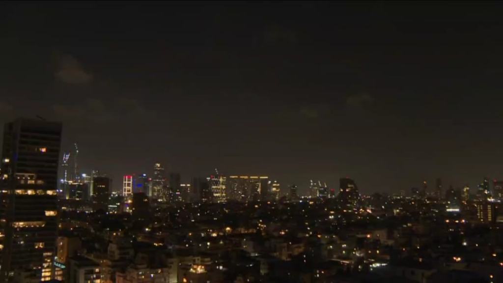🇮🇱🇮🇷 Ein neues Video aus einem anderen Blickwinkel zeigt den Moment, in dem der Interceptor in Tel Aviv (17Jun2025) fehlgeschlagen ist.
