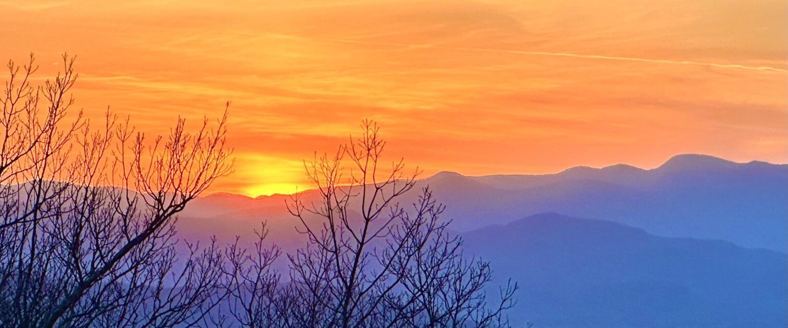 Der Sonnenuntergang der letzten Nacht hinter den Blue Ridge Mountains