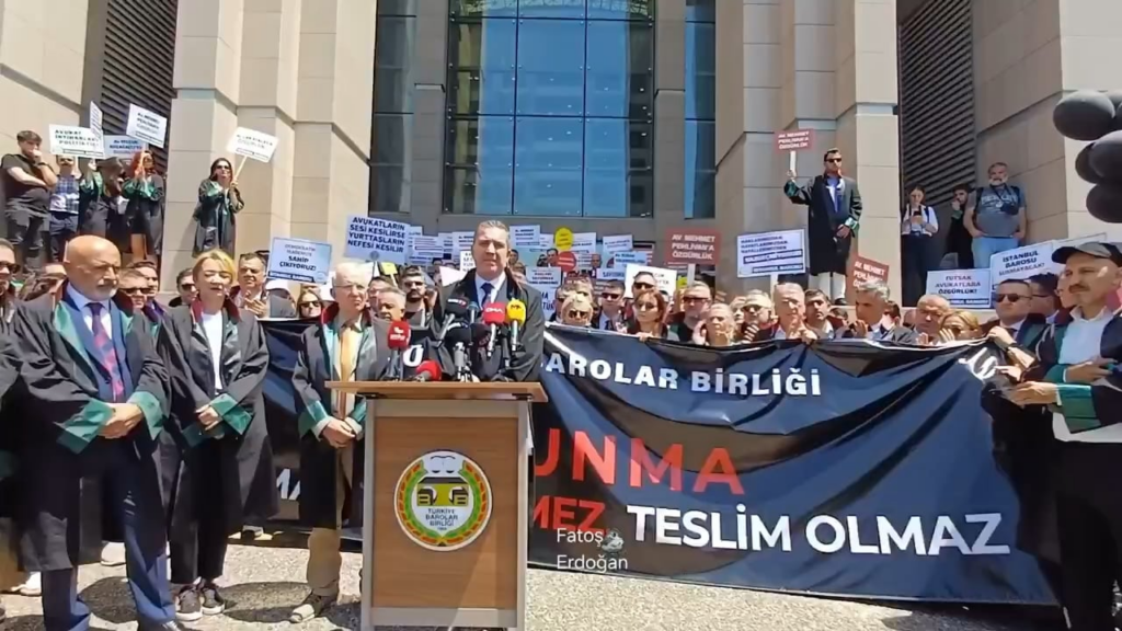 Die Polizei sagte, er würde den Spaziergang nicht lassen. Präsident der Union of Turkish Bar Associations Erinç Sağkan: „Wir bitten niemanden um Erlaubnis, wir werden gehen!“