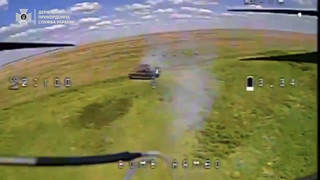 Drohnenmaterial der ukrainischen Grenzschutzeinheit "Phoenix" zeigt Angriffe auf mehrere russische Fahrzeuge und Positionen.