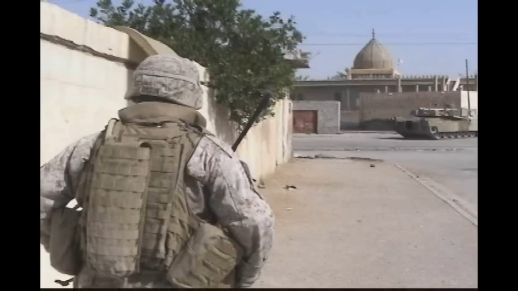 Ramadi, Irak 13. Mai 2006: Irakische Truppen, die am 1. Bataillon und amerikanischen Streitkräften verbunden sind, suchen nach einem Teil einer Nachbarschaft in der Nähe von Camp Corregidor, dem Irak, der für schwere aufständische Aktivitäten bekannt ist. Während der Suche erhielten die Streitkräfte einen starken Aufständischen Widerstand.