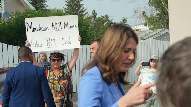 Alberta Premier Danielle Smith sieht sich in der Kohlepolitik der Provinz in einem wütenden Rathaus gegenüber