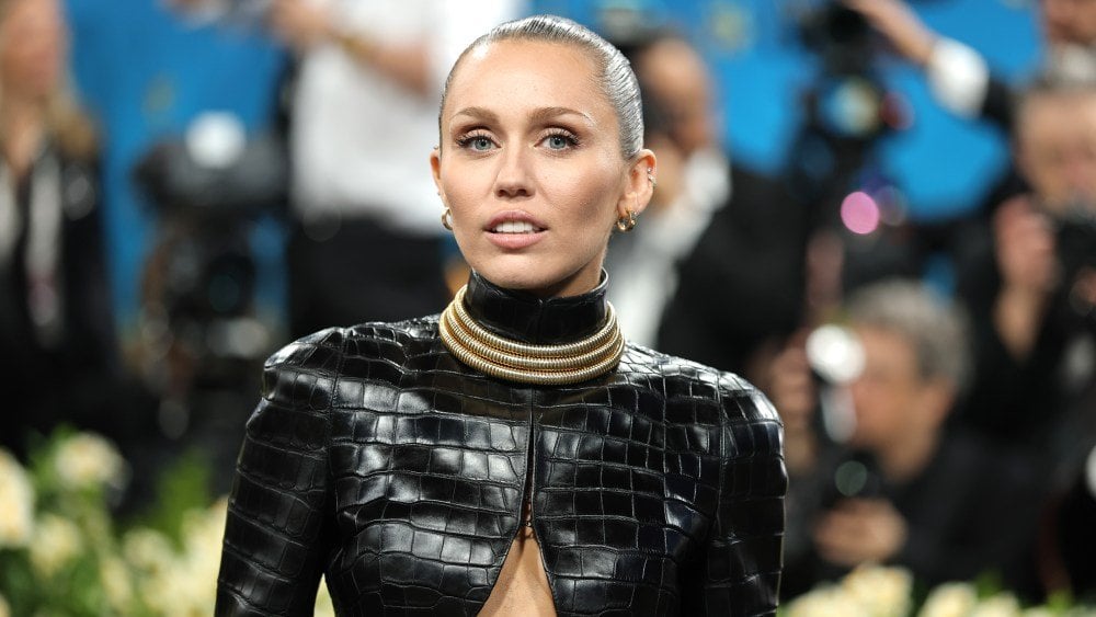 Miley Cyrus drängte sich, bei verärgerten Fans "etwas Schönes" Premiere zu singen, die "dachten, dies sei ein Konzert": "Wir haben 800 Dollar bezahlt".