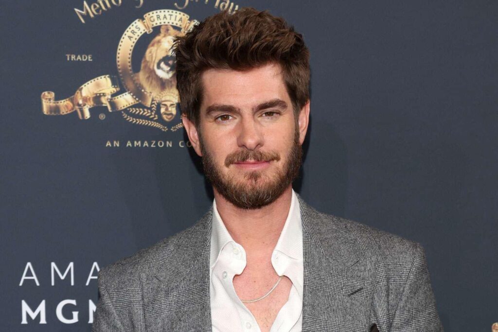 Andrew Garfield steht persönlich mit einer Frau, die wollte, dass er einen Laptop auf meinen Titten zerschmettert.