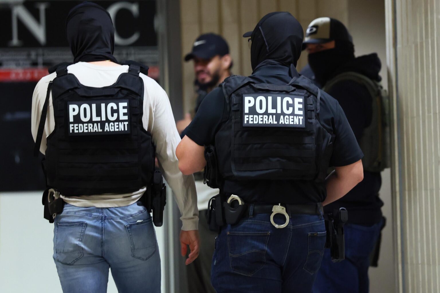 Öffentliche Datenbank der persönlichen Details der ICE -Agenten spricht Rückschläge aus