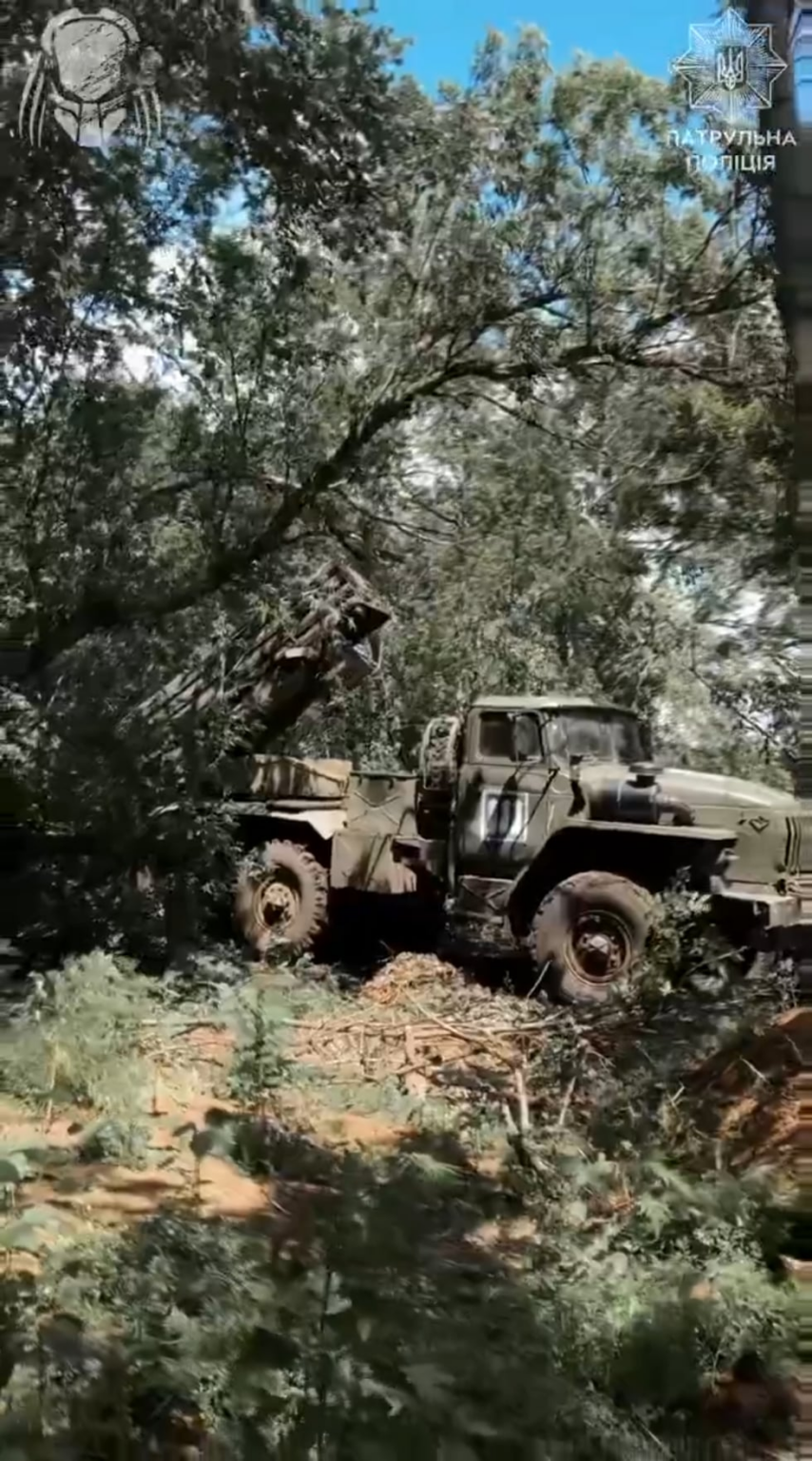 Der ukrainische BM-21-Absolvent von MLRs, die von Soldaten der "Raubtier" -Brigade der nationalen Polizei in russischen Positionen in der Nähe von Toretsk abgefeuert wurden. Juni 2025 [Published 25.06.2025]