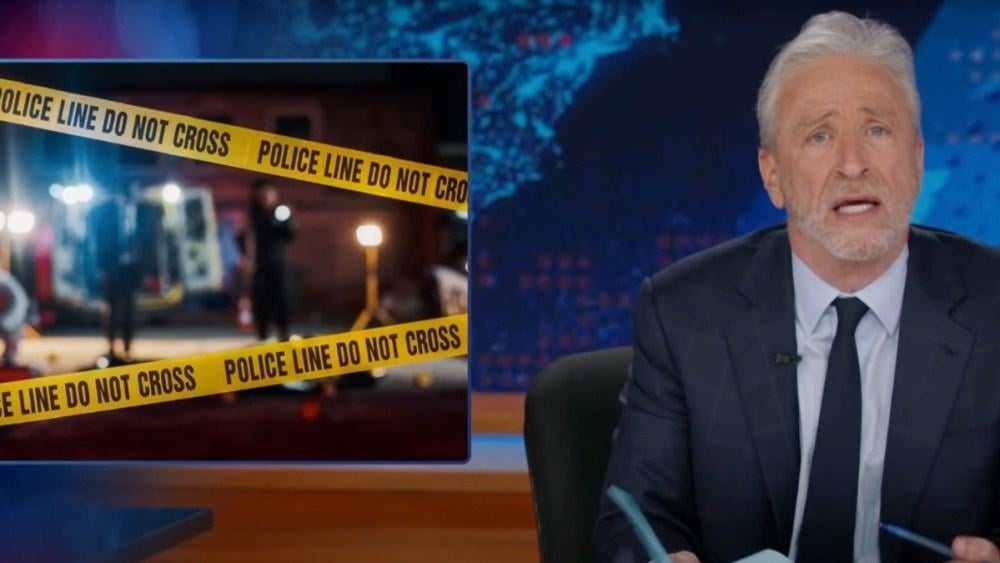 Jon Stewart gibt wütendem Monolog, das das Recht für ihre Reaktion auf die Morde an den Gesetzgebern von Minnesota beschämt: "Was mich in der Folge verblasst, ist unser Rücktritt in der Folge"