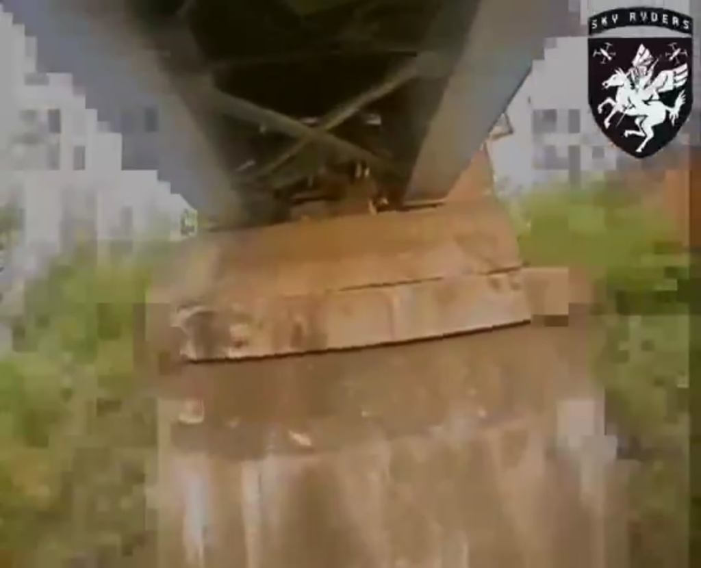 Die ukrainische "Sky Ryders" -Drohneeinheit der 116. mechanisierten Brigade traf eine russische Logistikroute mit FPV -Drohne und traf eine Bahnbrücke an der Ostfront. Juni 2025, Kupyansk Richtung. [Publ. 27.06.2025]