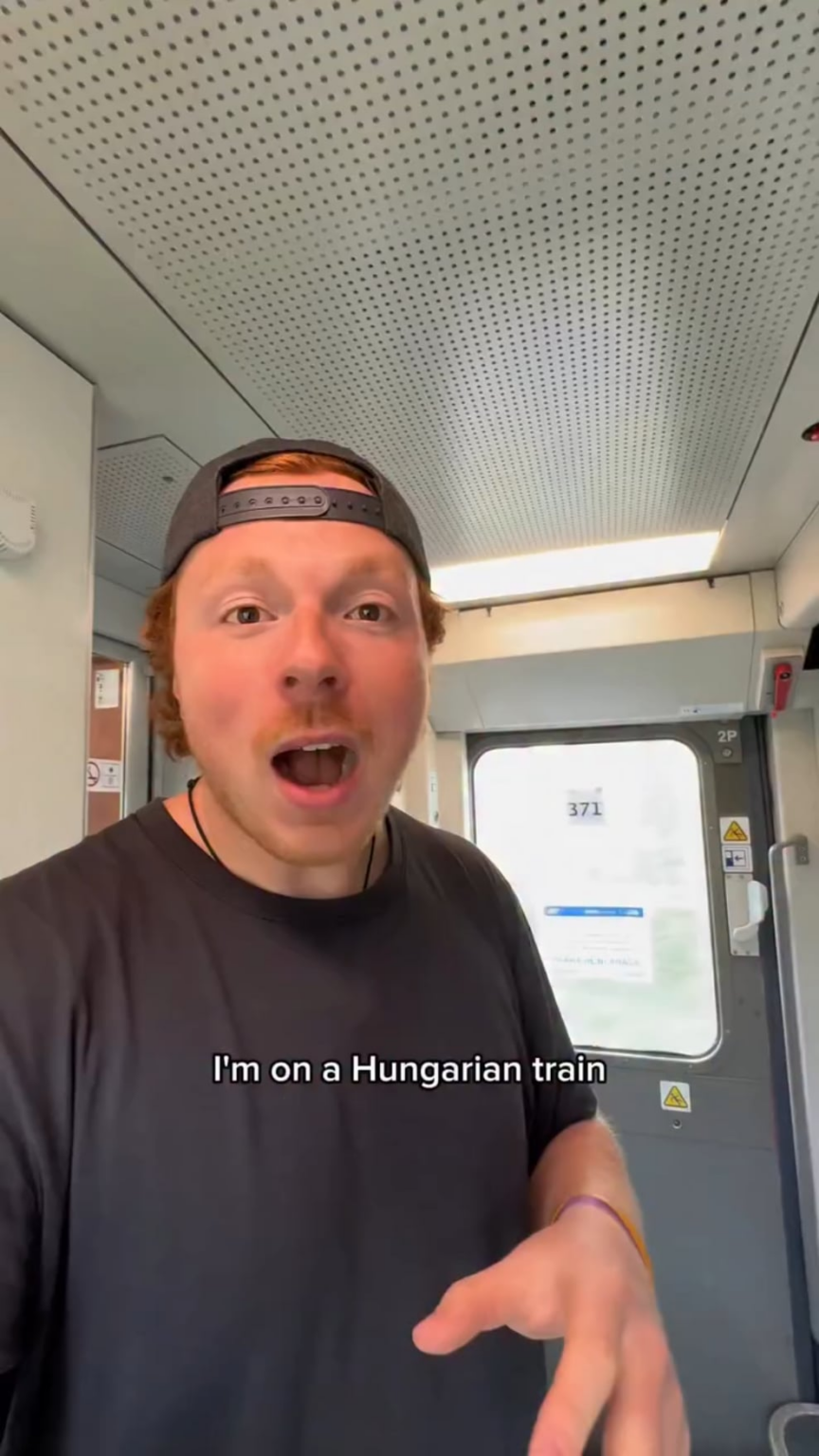 Der Amerikaner ist erstaunt über den tschechischen Zug, den er mit Ungarisch verwechselte