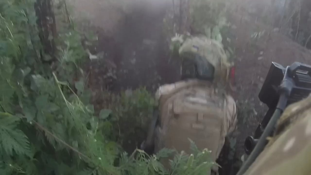 GoPro -Filmmaterial des ukrainischen Angriffs und des Schlussquartals im russischen Graben. Der Kameramann wird von Granate verwundet, als er versucht hat, gegen den fest verwurzelten Feind zu verstoßen, aber seine Schutzausrüstung rettete ihn, ein anderer wurde auch verwundet, also beschlossen sie, sich zurückzuziehen. In der Nähe von Horlivka, Donezk Oblast [19.08.2023]