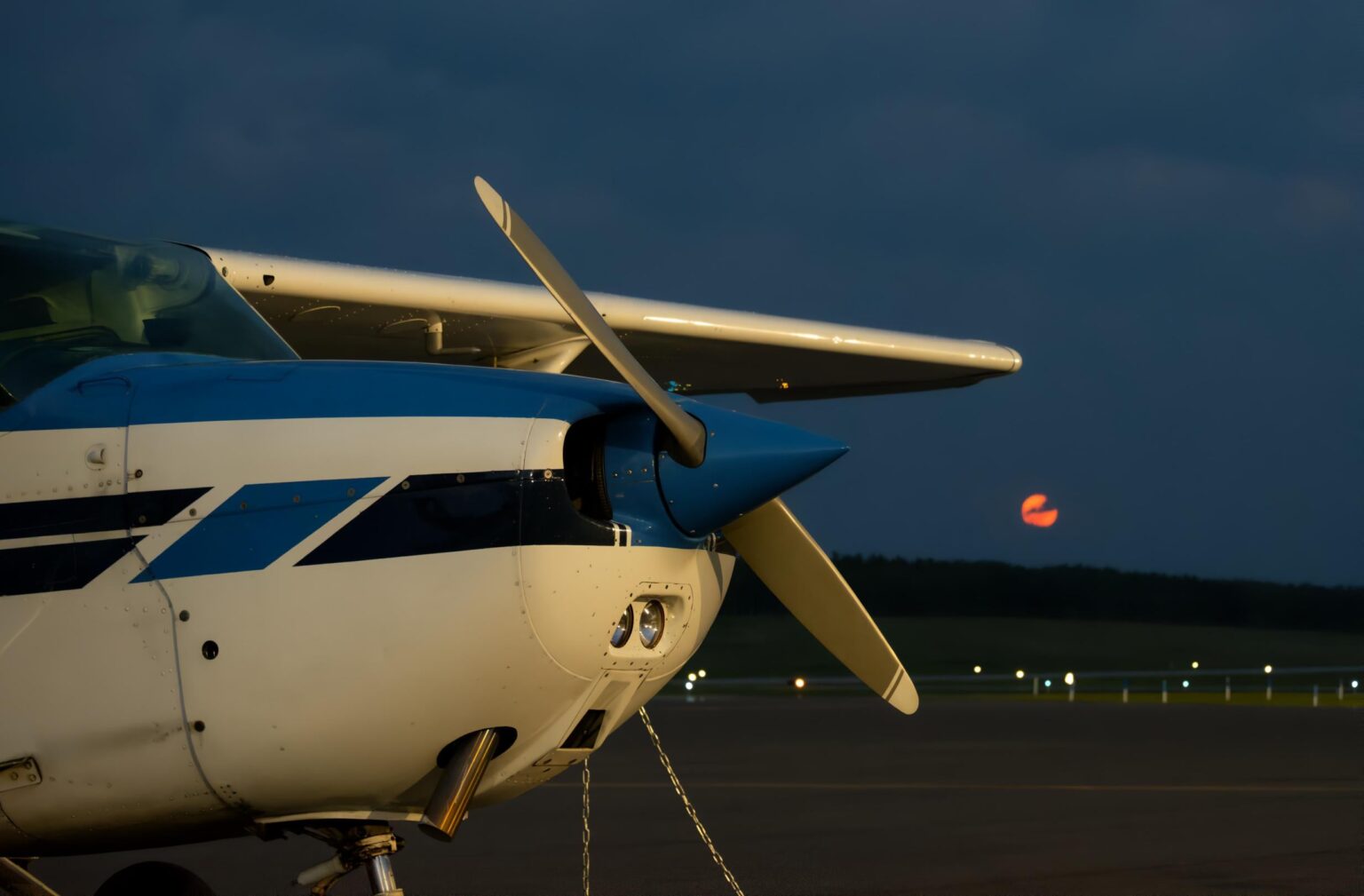Mondbeobachtung am Flughafen