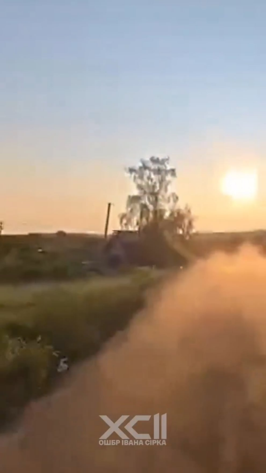 Der ukrainische Soldat der 92. Separate Angriffsbrigade schoss eine russische FPV -Drohne ab, die versuchte, ihren Pickup zu treffen. KHARKIV/Belgorod -Richtung. Juni 2025 [Published 25.06.2025]