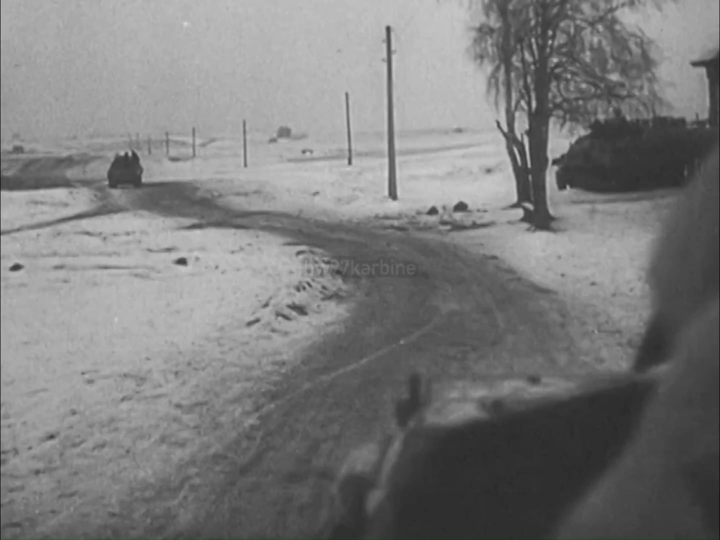 Sd.kfz. 251/10 Schützenpanzerwagen, der sein 3,7 cm Pak 36 über ein Mitfahrzeug an einem entfernten Ziel an der Ostfront Ende 1941 abfeuerte