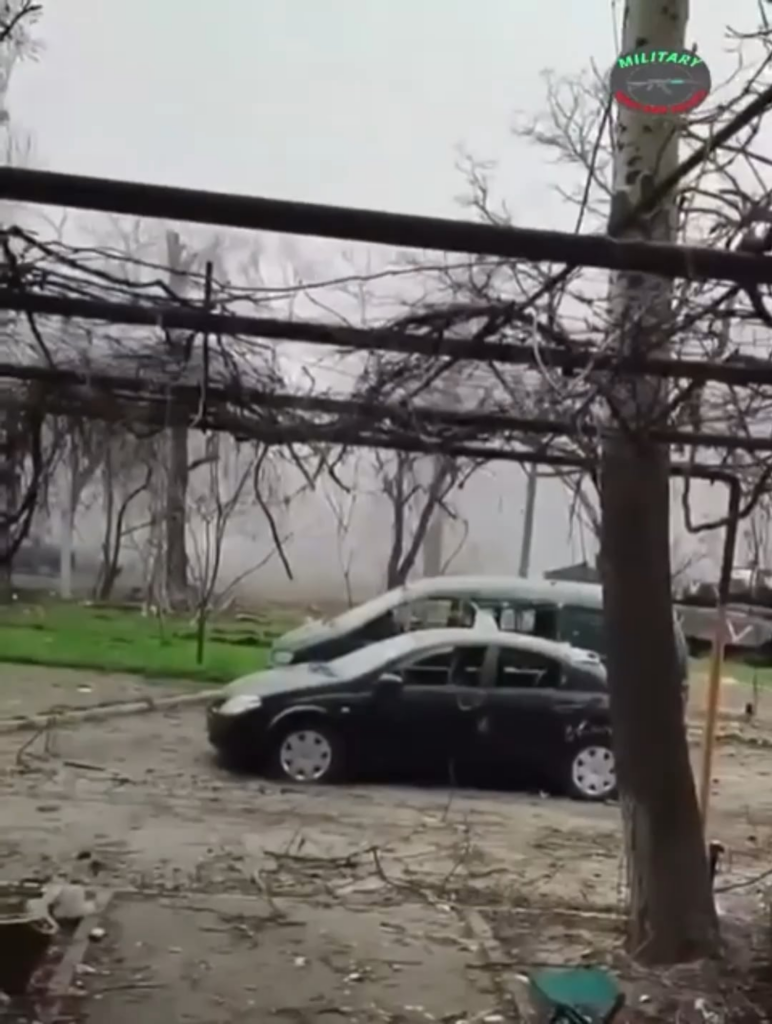Russischer Panzer zerquetscht das zivile Auto in Mariupol, 2022