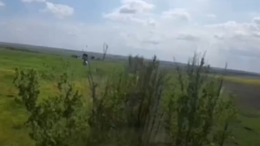 Filmmaterial der ukrainischen Drohnenbetreiber, die russische Aufklärungs -UAVs und Faser -FPV -Quads mit Nettowerfern abnehmen.