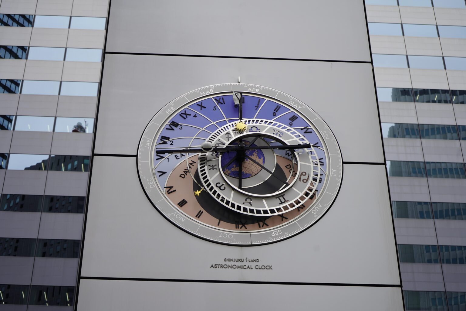 Hat der moderne Wolkenkratzer in Shinjuku eine Kopie der astronomischen Uhr von Prag?