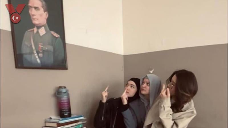 Drei ausländische Studentinnen, die an der Seferihisar International Imam Hatip High School studierten, nahmen das Porträt von Atratürk, dem Gründer der Republik Türkiye, an und machten Fotos.