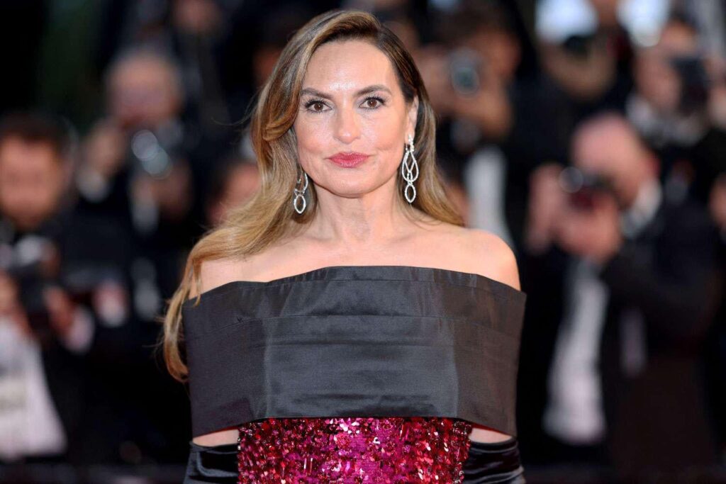 Mariska Hargitay erinnert sich an das Gefühl, dass ihr „Leben vorbei war“, nachdem sie zum ersten Mal etwas über ihren leiblichen Vater erfahren hatte Mariska Hargitay erinnert sich an das Gefühl, dass ihr „Leben vorbei war“, nachdem sie zum ersten Mal etwas über ihren leiblichen Vater erfahren hatte