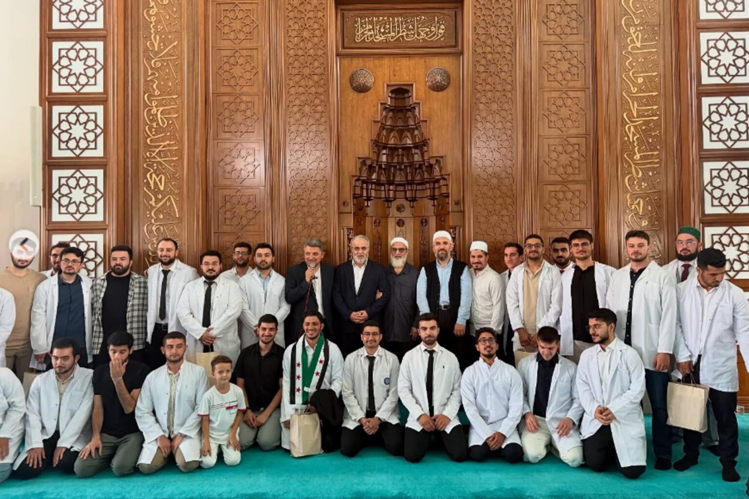 Das Gülhane Medical Fakultätsabschlussprogramm fand in der Moschee statt. Neddin Yıldız und İhsan şenocak gaben den Absolventen bei der Zeremonie religiöse Ratschläge Das Gülhane Medical Fakultätsabschlussprogramm fand in der Moschee statt. Neddin Yıldız und İhsan şenocak gaben den Absolventen bei der Zeremonie religiöse Ratschläge