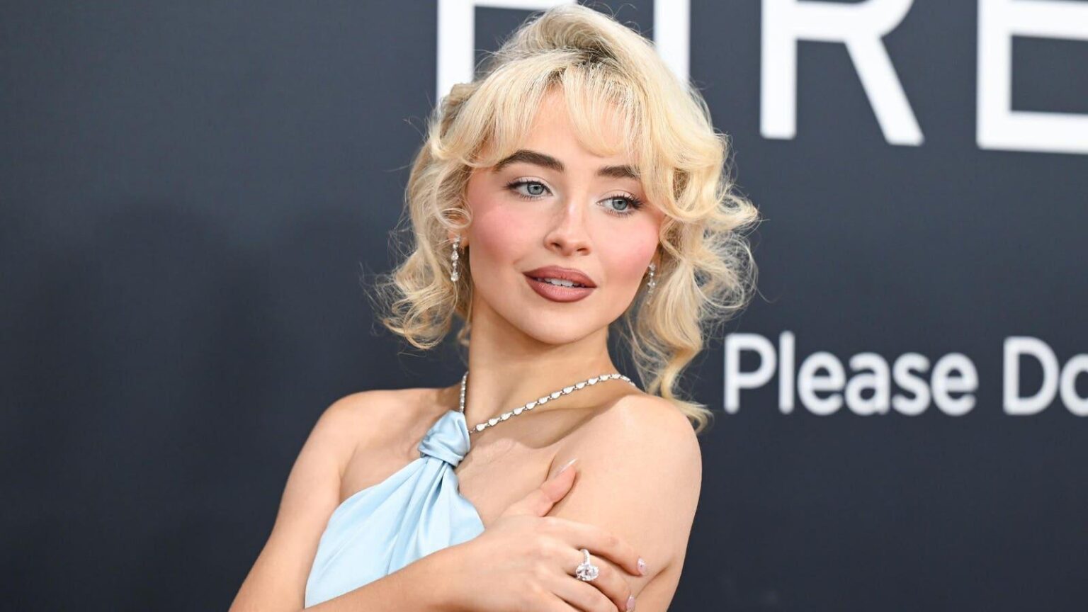 Sabrina Carpenter Album Kontroverse: Frauenorganisation Slams 'regressive' Cover als Fans als Satire verteidigen