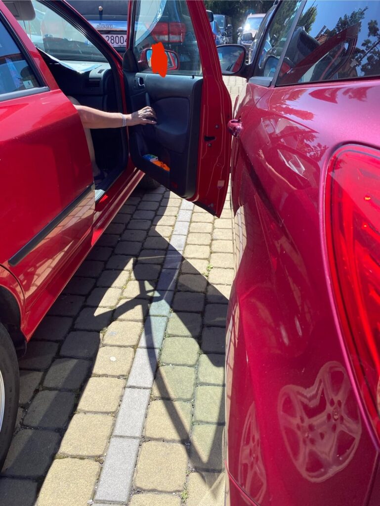 Abgeneriertes Auto auf dem Parkplatz