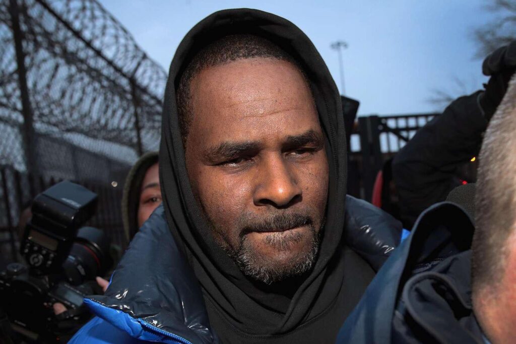 R. Kelly sucht eine Begnadigung des Präsidenten von Donald Trump, nachdem er in einsame Einschränkungen inmitten von Todesdrohungen gesteckt wurde