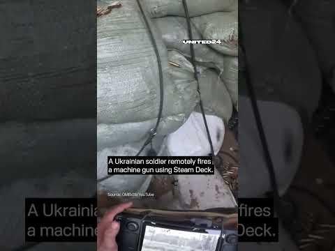 Ein ukrainischer Soldat feuert ein Maschinengewehr aus der Ferne mit Dampfdeck ab