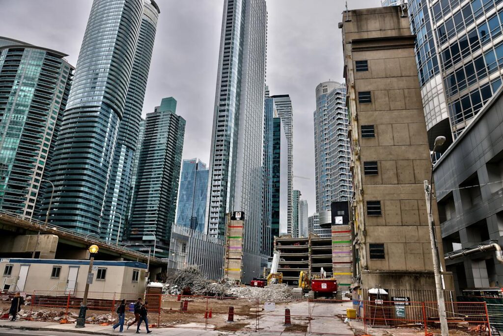 Schwache Eigentumswohnungsmärkte in Toronto und Vancouver bedrohen das zukünftige Wohnungsangebot: CMHC
