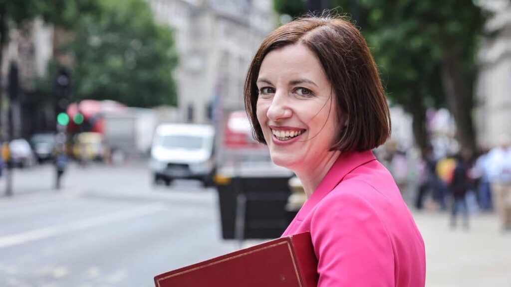 Bridget Phillipson fordert die Briten auf, mehr Kinder inmitten der "besorgten" Geburtenraten zu haben