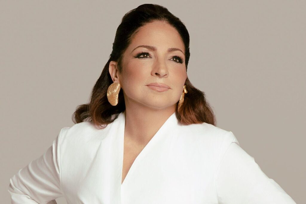 Gloria Estefan brach den Rücken und starb vor 35 Jahren fast bei einem Busabfall. Warum sie nichts ändern würde (exklusiv)