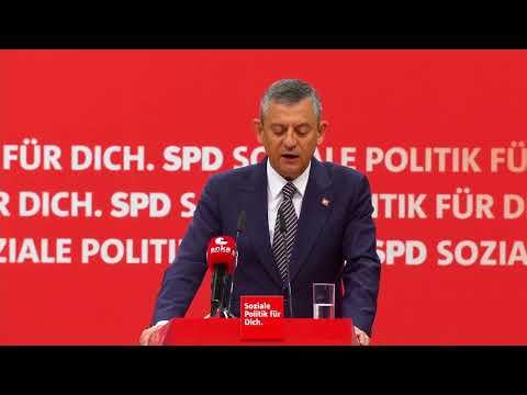 Özgür Özel hielt in Berlin eine deutsche Rede