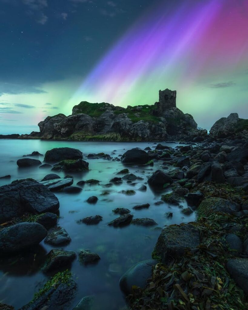 Die Aurora tanzte über Kinbane Castle an der Irlands Causeway Coast.
