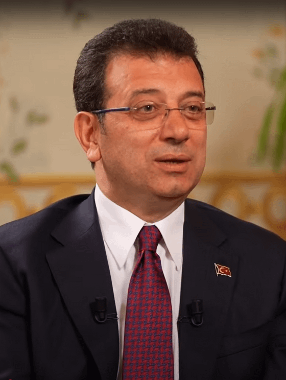 Ekrem İmamoğlu: Heute werden diejenigen, die diese Ungerechtigkeit und Rechtswidrigkeit unterschrieben haben, bald für eine faire Justiz ausmachen. Das einzige, was diejenigen, die hier, dort, auf dem Gebiet, dort auf dem Feld, dort auf dem Feld etwas suchen, dort sein, werden ihre eigene Schande sein.