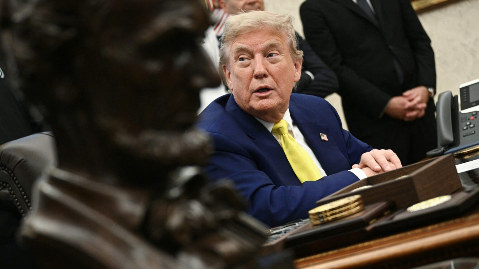 Trump dreht sich auf Ablenkungen, wenn Umfragen zeigen, dass er die Unterstützung für seine Agenda zusammenbricht | Meinung