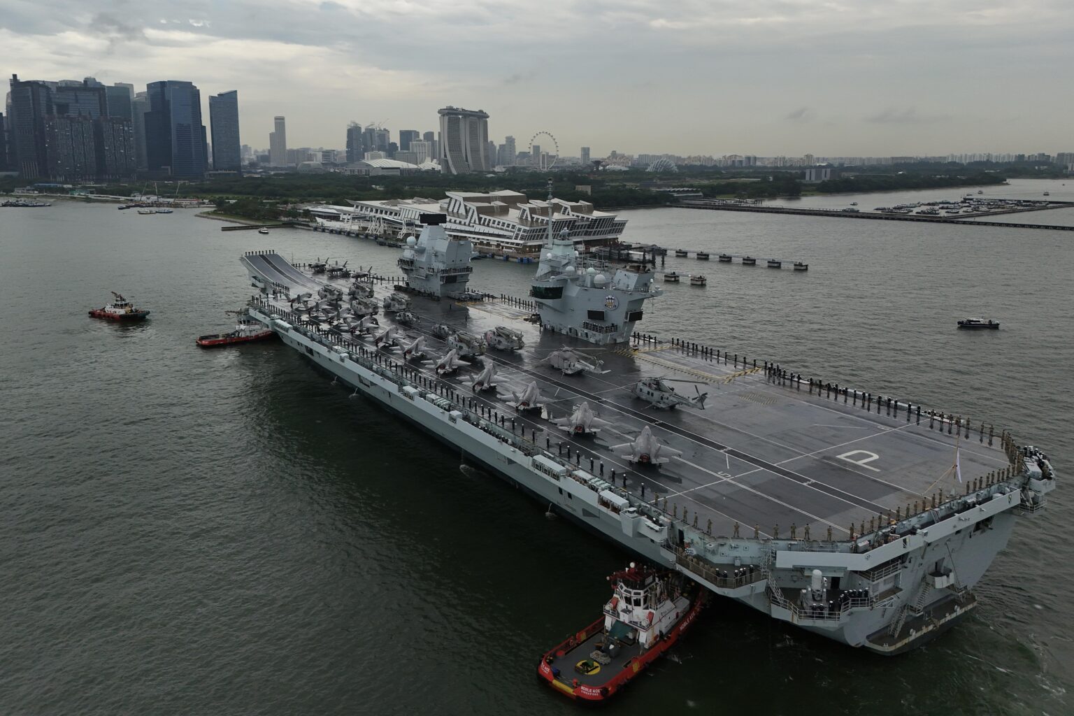 HMS Prince of Wales kam am Montag im Rahmen von CSG25 nach Singapur an