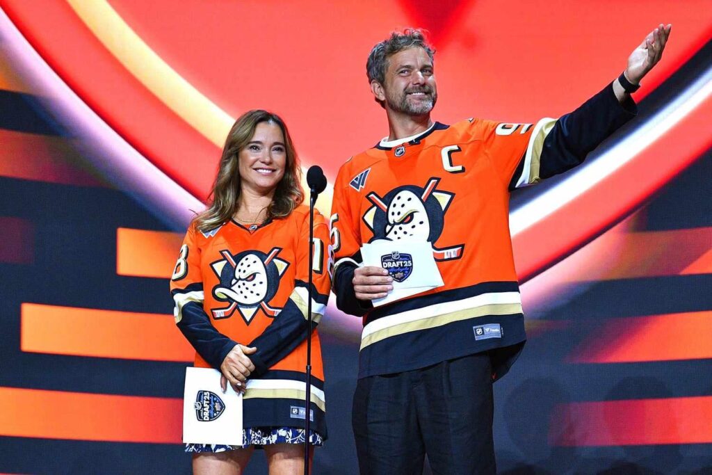 Joshua Jackson vereint sich mit seinem Mighty Ducks Costar Marguerite Moreau im NHL -Entwurf 2025