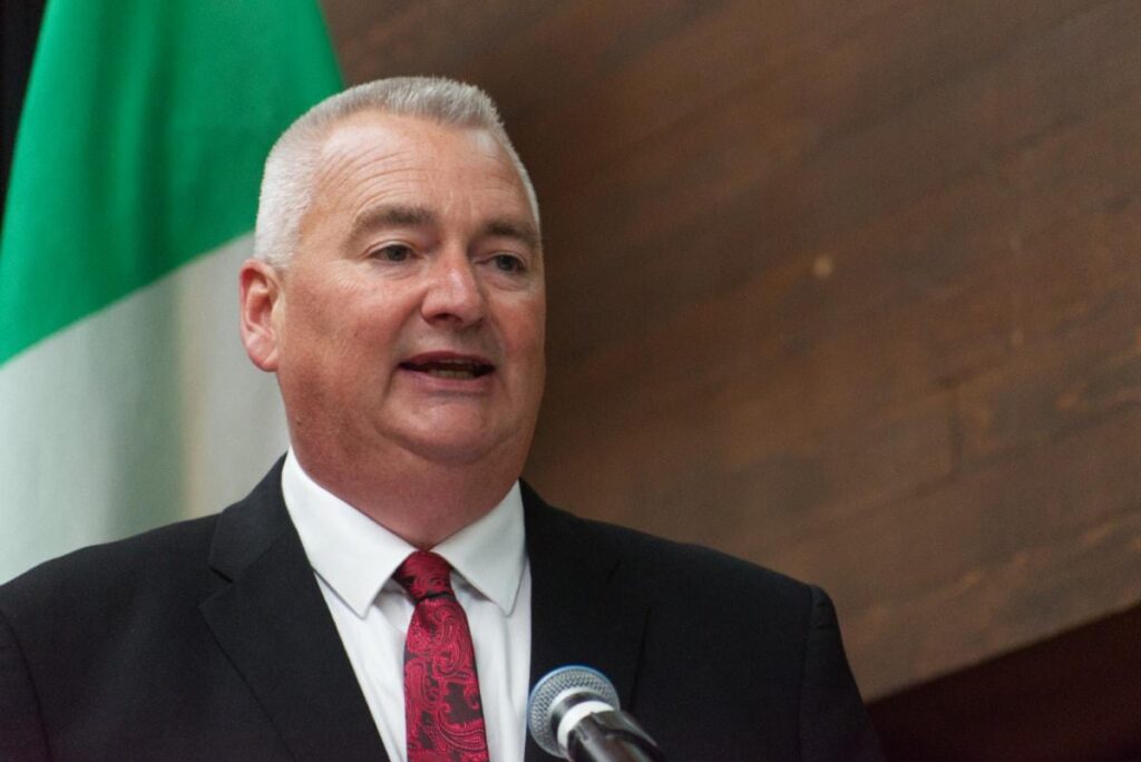 Die neu vereinten Mike Pemberton-Versprechen, Yukon Premier-Aufgaben vor Parteiführung zu setzen