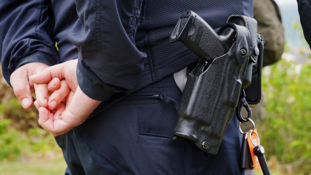 Der Beamte übte für eine besondere Ausbildung in der Polizei, als sie versehentlich Kollegin in den Magen schoss Der Beamte übte für eine besondere Ausbildung in der Polizei, als sie versehentlich Kollegin in den Magen schoss