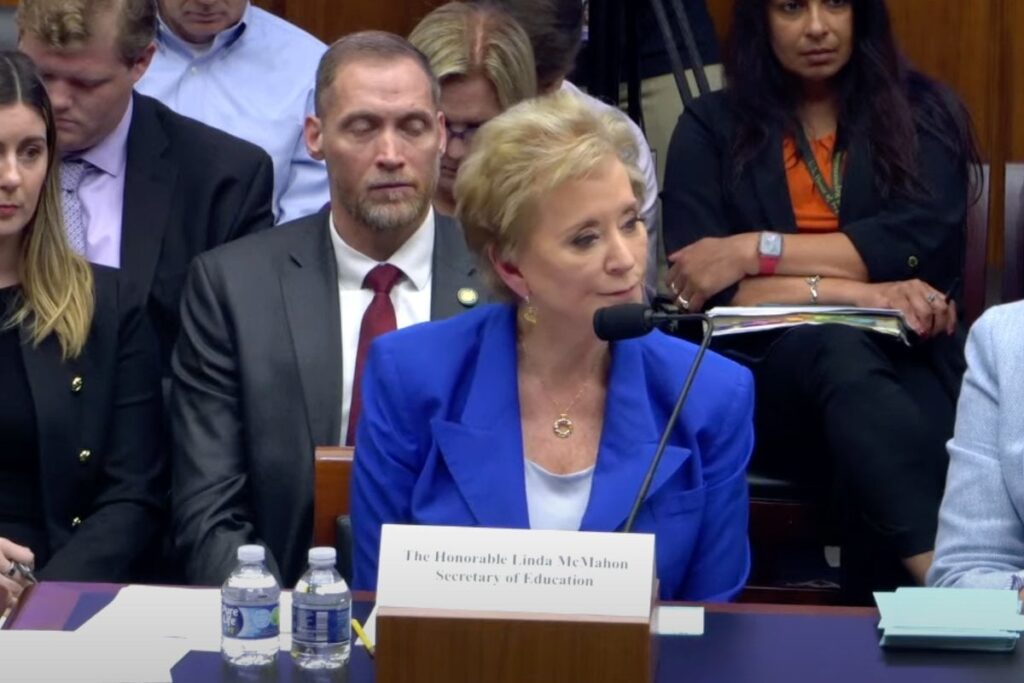 Bildungsministerin Linda McMahon weigert sich zu sagen, ob das Unterrichten von Kindern, dass Trump im Jahr 2020 verloren ist, "illegal dei" ist