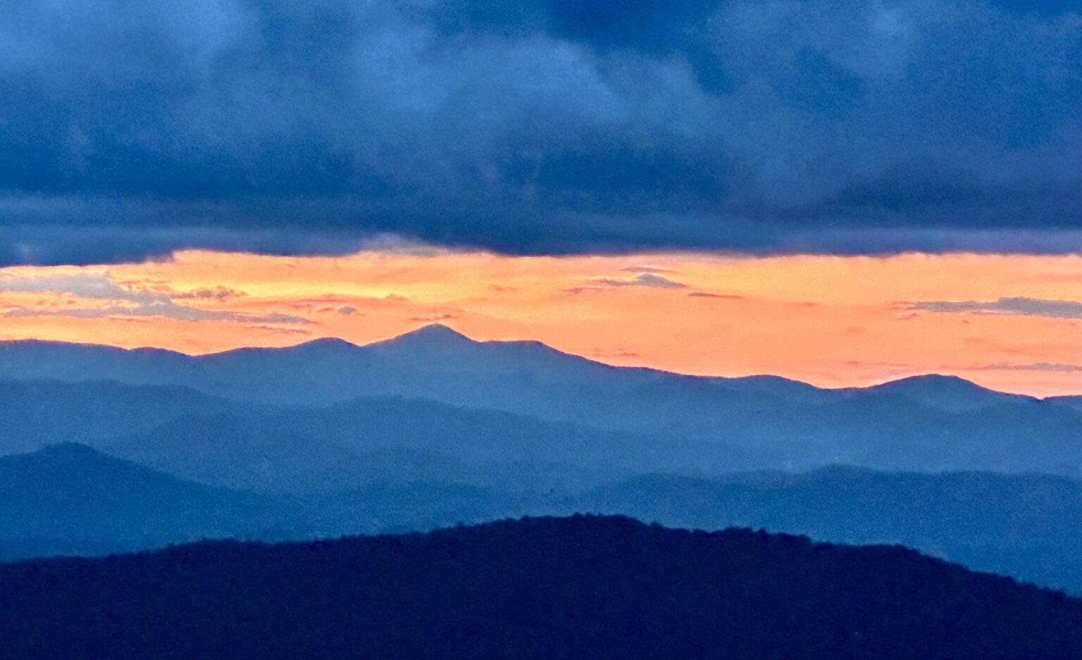 Der Sonnenuntergang der letzten Nacht hinter den Blue Ridge Mountains, wobei sich Sturmwolken hinein bewegen