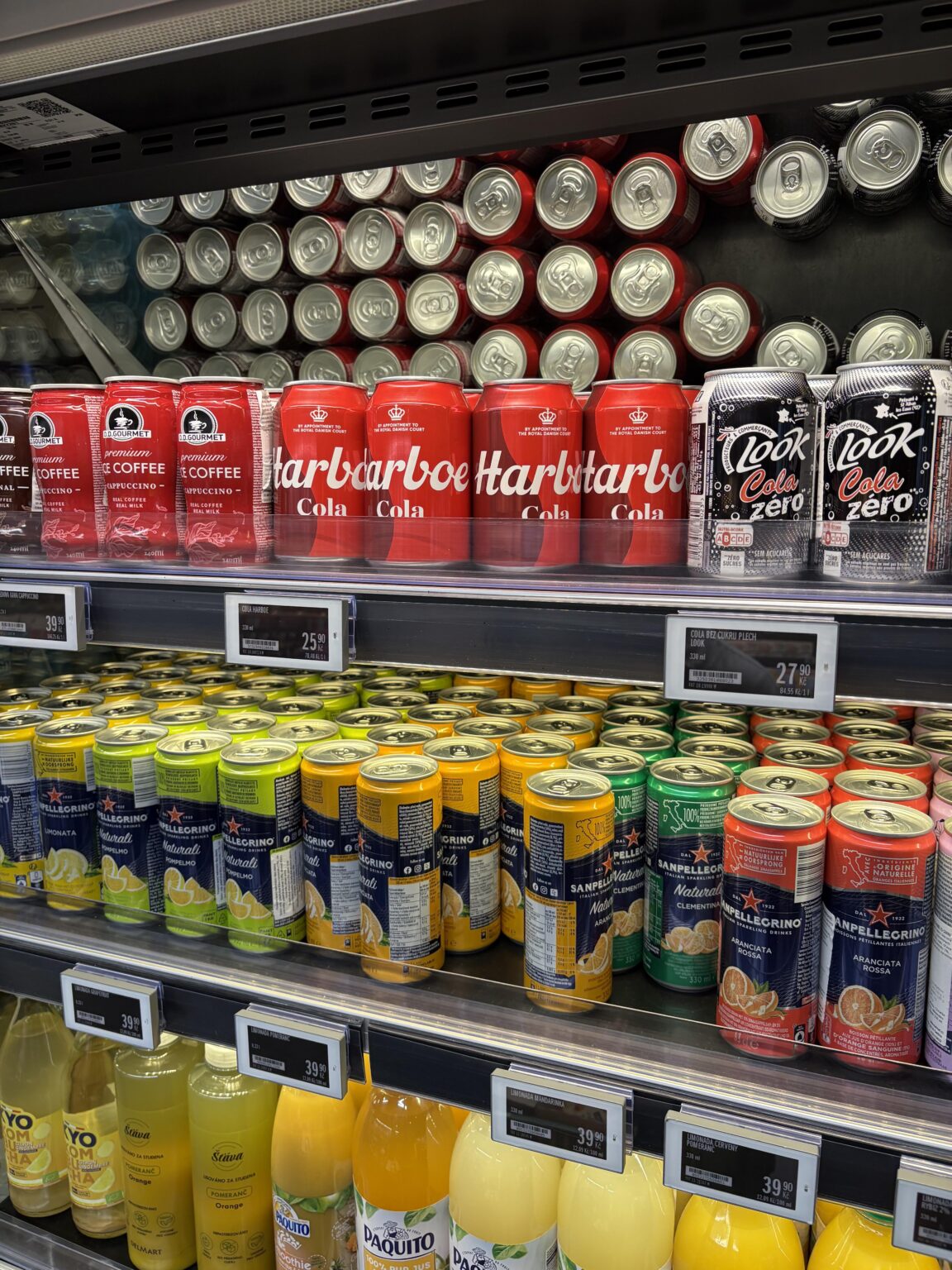 In einem Supermarkt in Prag gab es keine Coca Cola oder Pepsi, aber die hier stattdessen ...
