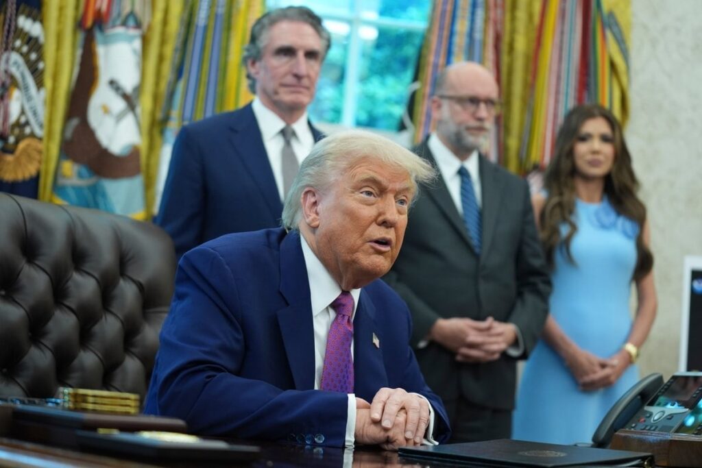 Trump bedroht Demonstranten, die am Samstag auf seiner Militärparade regnen. "