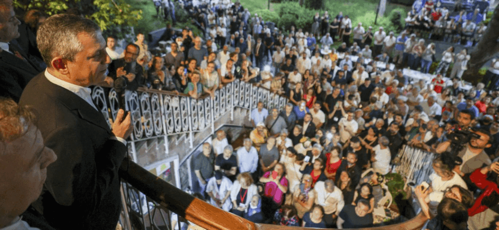 Özgür Özel - insbesondere und insbesondere, wir werden die Zukunft bieten, dass niemand Religionsunterricht sehen muss, dass jeder nach seiner eigenen Entscheidung lebt und dass der Staat in gleichen Entfernungen zu allen Überzeugungen ist.